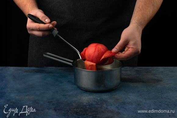Помидор обдайте кипятком и снимите кожуру. Натрите мякоть помидора на терке.