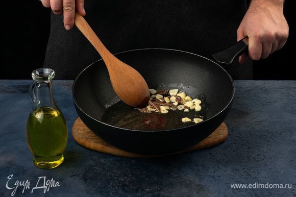 На сковороде в оливковом масле пожарьте анчоусы с чесноком.