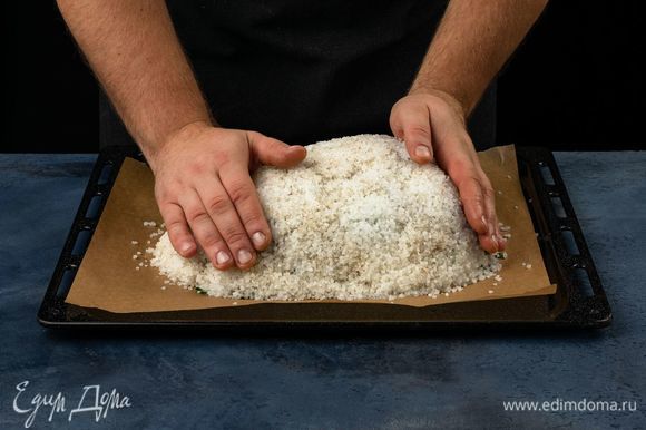 Закройте мясо солевым панцирем. Поставьте его запекаться в духовку при 190°С на 40 минут.