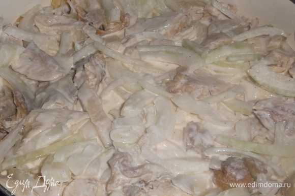 Выложить куски курицы и оставшийся лук. Вылить остатки соуса.