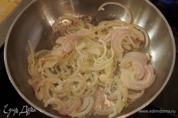 В сковороду, где жарились семечки, влить 1‒2 ст. ложки оливкового масла и обжарить лук и чеснок до золотистого цвета.