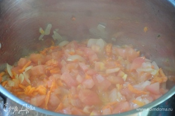 Далее добавляем помидоры, томатную пасту и куркуму. Тушим 3 минуты.