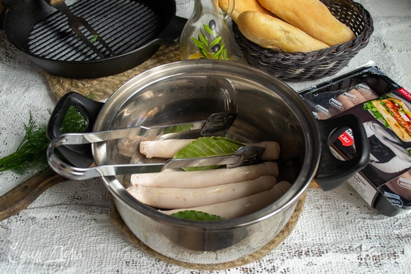В кастрюлю наливаем 1 литр кипятка, насыпаем чайную ложку соли, добавляем лавровые листики. В кипящую воду кладем колбаски на 2–3 минуты. Сливаем воду, сбрызгиваем колбасу оливковым маслом.