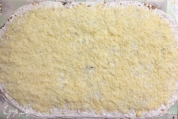 Четвертый лаваш смазываем соусом и посыпаем сыром по всей поверхности.