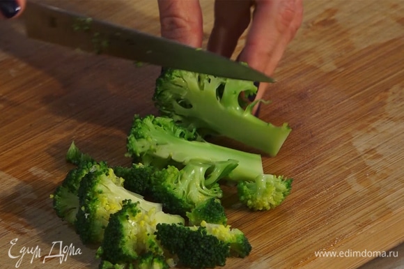 Предварительно бланшировать брокколи, мелко нарезать, всыпать к овощам, продолжить обжаривать.