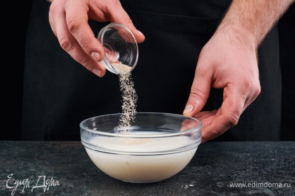 Распустите дрожжи в теплом молоке и оставьте на 10–15 минут.