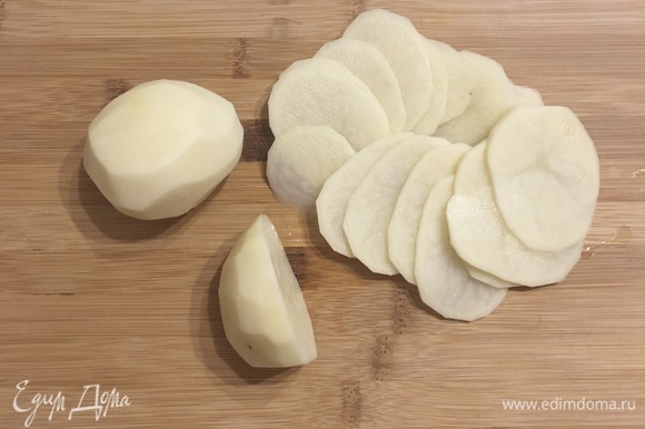 Картофель нарезать тонкими кружками.