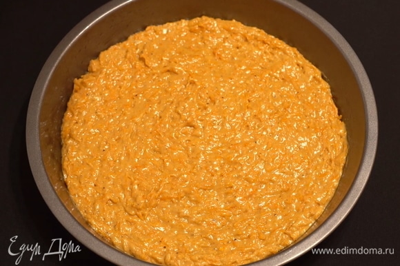 Переливаем тесто в круглую форму для выпечки. Выпекаем корж примерно 25–27 минут при температуре 180°C. Дверцу духовки во время выпекания не открываем!