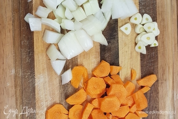 Морковь нарезать полукольцами, лук — крупными квадратиками, чеснок — пластинками.