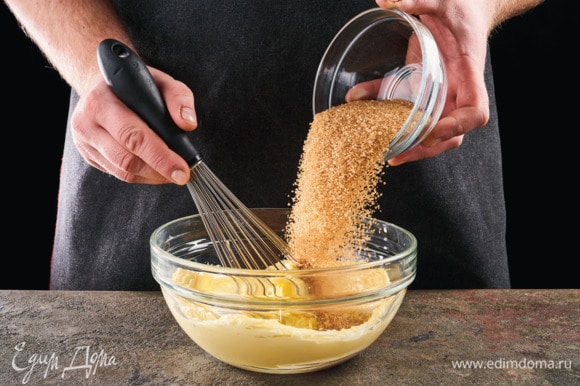 Размягченное масло взбивайте миксером в течение 5 минут. Добавьте коричневый сахар и взбивайте еще 3 минуты.