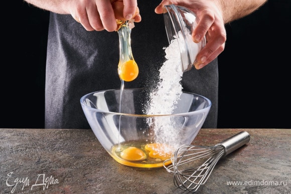 Перемешайте в глубокой миске сахарную пудру и яйца.