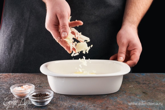 Сыр натрите на крупной терке и выложите его последним слоем. Выпекайте при 180°С в духовке 40 минут.