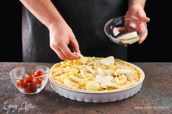 Выложите начинку на тесто. Добавьте помидоры черри и моцареллу, нарезанную кольцами. Выпекайте при 180°С 45 минут.