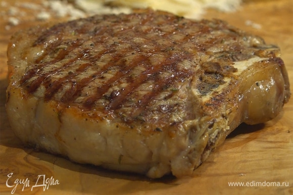 Готовому мясу дать отдохнуть на деревянной доске или на теплой тарелке.