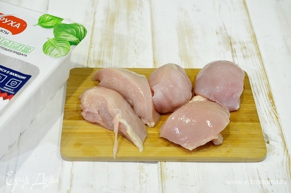 Вымойте курицу, обсушите и нарежьте на кусочки среднего размера.