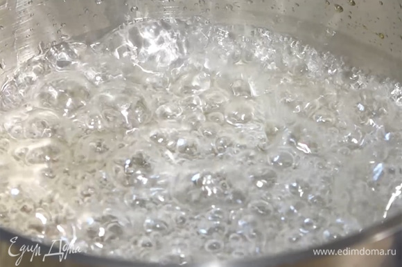 Оставшийся сахар всыпать в сотейник, добавить воду, довести до кипения. Сварить карамель.