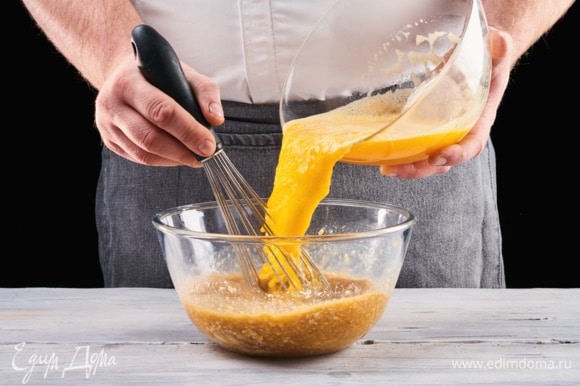 В масляно-яичную смесь выложите пюрированные мандарины. Тщательно перемешайте.