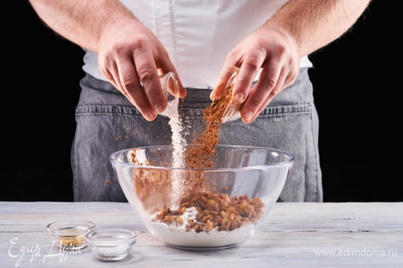Смешайте в отдельной миске пшеничную муку, разрыхлитель, какао, соль и мускатный орех.