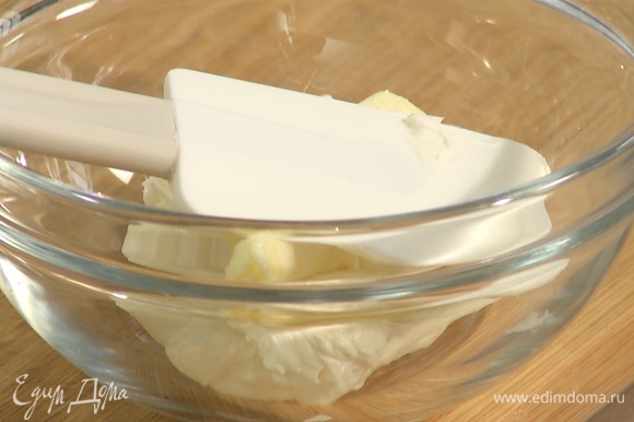 Сливочный сыр вмешать в яичную смесь, затем взбить венчиком.