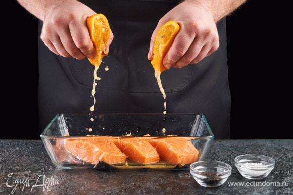 Разделайте рыбу на стейки. К рыбе добавьте апельсиновый сок, цедру лимона, посолите и поперчите.