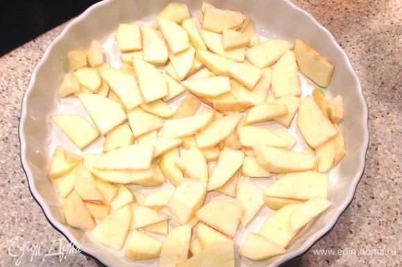 Духовку разогреть до 180°C. В форме сделать французкую рубашку, очистить яблоки. Нарезать, положить в форму. Залить тестом. Выпекаем 35–45 минут, проверяйте деревянной шпажкой готовность.