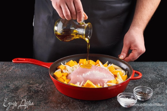 В сковороду Körting выложите тыкву, лук и индейку. Заправьте оливковым маслом, солью и перцем.