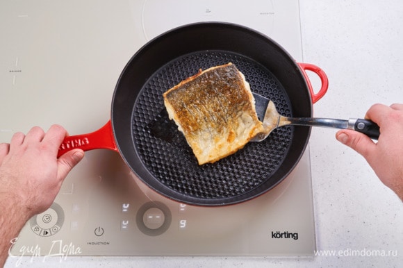 Разогрейте сковороду на индукционной варочной поверхности Körting HIB 64760 BB SMART. Добавьте немного масла и обжарьте до готовности с двух сторон.