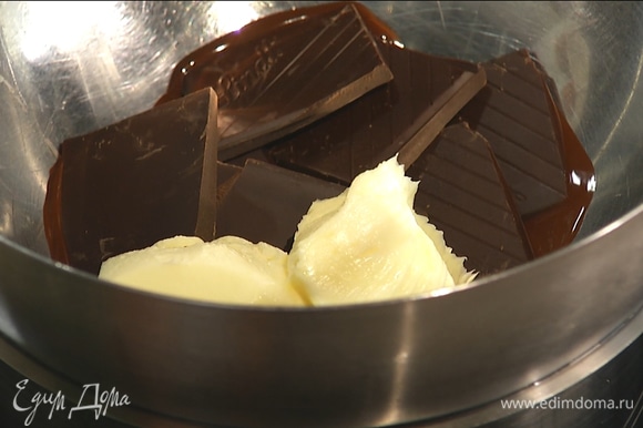 На водяной бане растопить темный шоколад и 85 грамм сливочного масла.