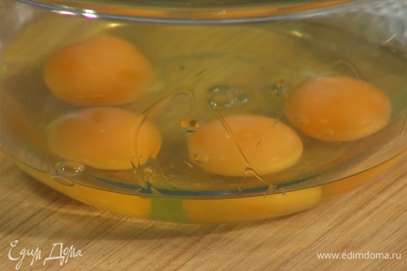 Яйца взбить в миске, посолить, поперчить.