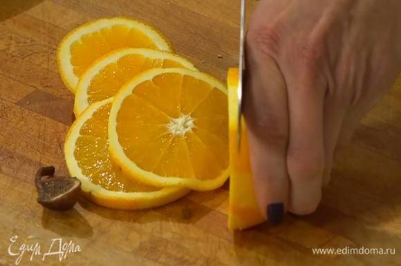 Цедру апельсина натереть на мелкой терке, затем нарезать его кружками.