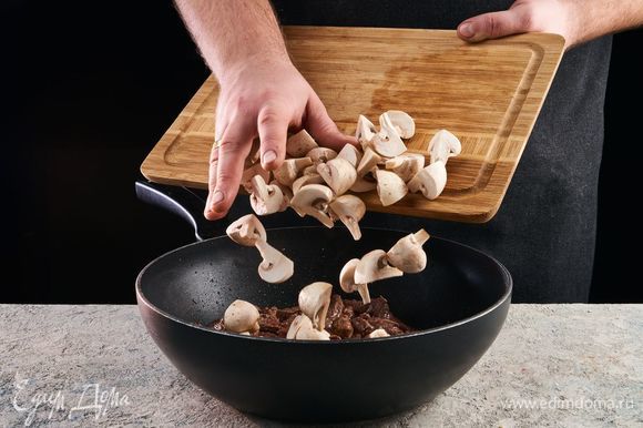 На сковороде в растительном масле обжарьте мясо и грибы до образования корочки.