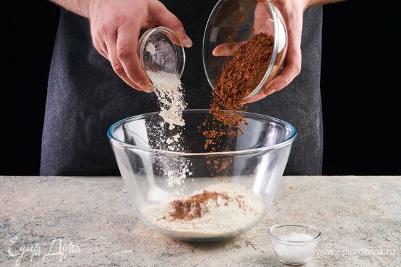 Добавьте в большую миску муку, какао-порошок, разрыхлитель, соль и перемешайте.