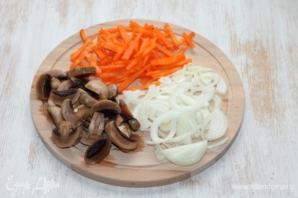Приготовим начинку. Очищаем морковь и репчатый лук. Морковь нарезаем соломкой, лук — полукольцами. Грибы нарезаем пластинами.