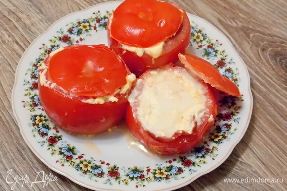 Ставим на тарелку и отправляем в микроволновую печку. Запекаем наши помидоры в течение 3,5 минут при мощности 800 Вт. Сыр должен расплавиться, а помидора приготовиться, но остаться плотной.