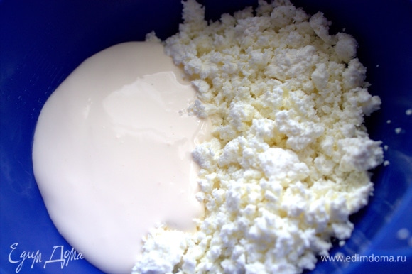 Для крема-прослойки смешать сыр и творог. Если творог сухой, разбавить двумя столовыми ложками молока. Сыр, который продают в ванночках, а не в брикетах. Уместно использовать с добавками (зелень, паприка или чеснок).