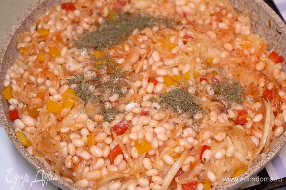 Перемешиваем, приправляем солью и сушеным тимьяном (2 чайные ложечки).
