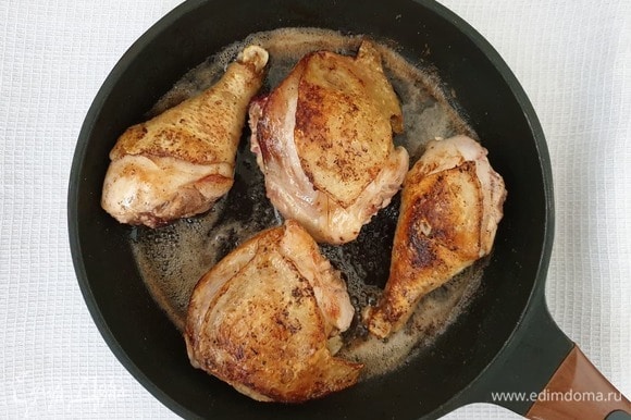 В сковороде растопить 50 г сливочного масла и быстро обжарить курицу со всех сторон. Посолить и поперчить по вкусу.
