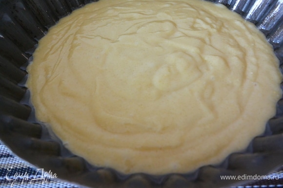 Налить тесто в смазанную маслом форму. Поставить в разогретую духовку на 35–40 минут.