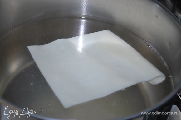 В большом количестве подсоленной кипящей воды отварите по одному пласту теста. Как тесто всплывет, достаньте его через 5–7 секунд.