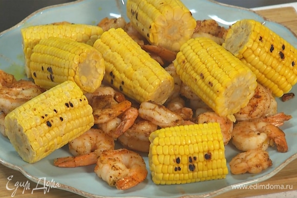 Креветки вместе с кукурузой выложить на тарелку. Подавать с соусом.