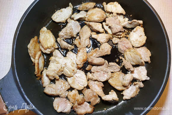 В сковороде разогреваем небольшое количество кунжутного (растительного, оливкового) масла до дымка. Обжариваем свиную вырезку буквально 3 минуты и выкладываем из сковороды.