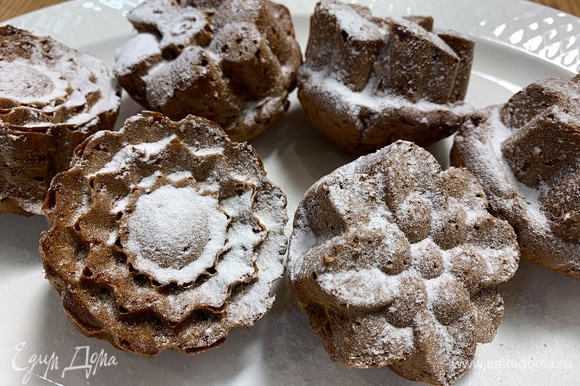 Перед подачей украсить кексы какао или сахарной пудрой.