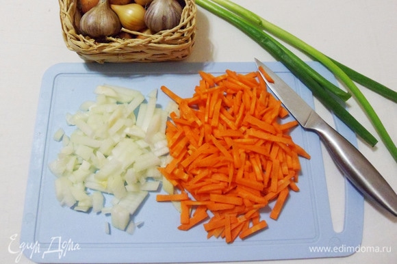 Далее измельчаем лук, очищаем и нарезаем соломкой морковь.