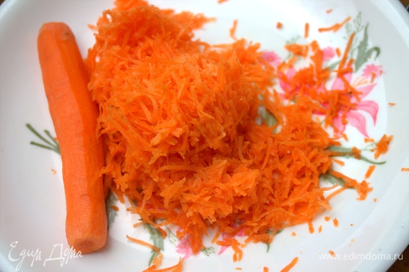 Морковь натереть мелко.