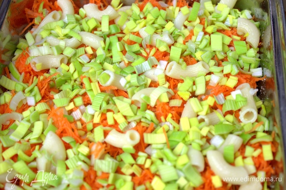 Рассыпать лук сверху на морковь.