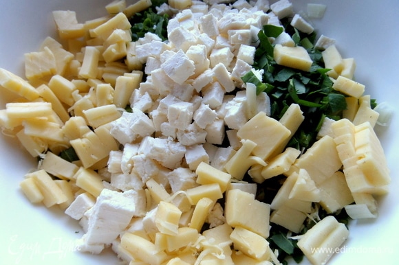 Пересыпать сыр к зелени.