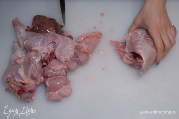 Чтобы избавить мясо от специфического запаха, для начала тушку кролика следует вымочить в воде хотя бы в течение получаса. Тщательно промываем мясо и разделываем тушку.