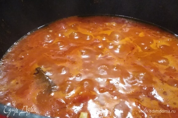 Добавить томаты в собственном соку, предварительно их измельчив (я уменьшила количество до 600 мл). Добавить немного соли, перемешать и готовить 30 минут под крышкой на небольшом огне.