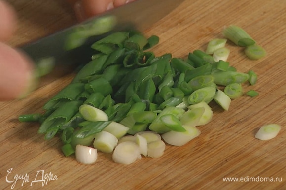 Измельчить зеленый лук, вместе с кресс-салатом добавить в блюдо непосредственно перед подачей. Перемешать.