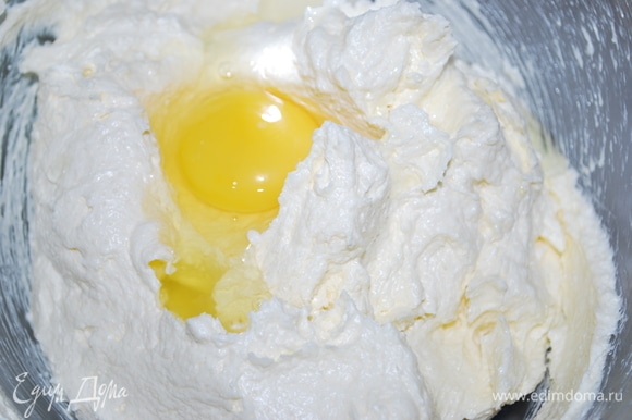 В пышную масляную смесь добавьте по одному яйцу, не торопясь, пока каждое яйцо не соединиться с масляной массой.